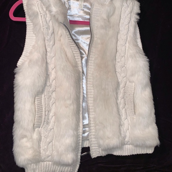 Fluffy faux fur white vest with good - Picture 2 of 4